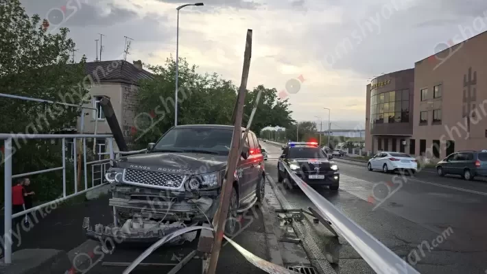 Երևանում Range Rover-ը վրաերթի է ենթարկել 2 հետիոտնի. մայրն ու նոր զորացրված որդին տեղափոխվել են հիվանդանոց. shamshyan.com