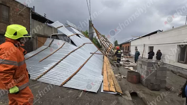 Արտակարգ դեպք՝ Արմավիրի մարզում. քամին բնակչի տան թիթեղյա տանիքը պոկել ու գցել է կայանված ավտոմեքենայի վրա. shamshyan.com