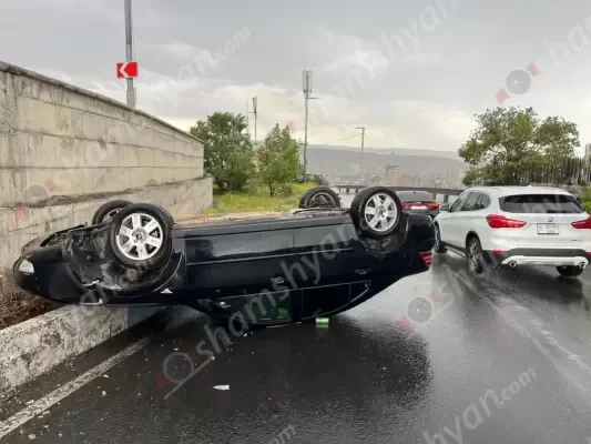 Երևանում Ford-ը բախվել է բազալտե եզրաքարին և գլխիվայր շրջվել՝ մասամբ հայտնվելով ճանապարհի մեջտեղում. կա վիրավոր․ shamshyan.com