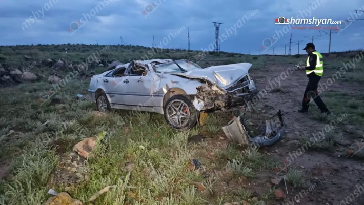 Արագածոտնում «Mercedes»-ը բախվել է բետոնե սյանը, քարերին և մի քանի պտույտ շրջվելով հայտնվել դաշտում․ կան վիրավորներ․ shamshyan.com