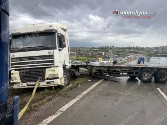 Արագածոտնի մարզում կցորդիչով բեռնատարը բախվել է երկաթե արգելապատնեշներին և մասամբ փակել երթևեկելի գոտին․ shamshyan.com