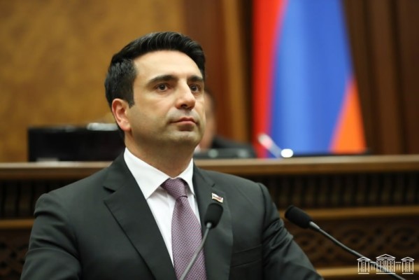 Ալեն Սիմոնյանը որոշել է հանդիպումների շարք սկսել Երևանի և մարզերի երիտասարդների հետ