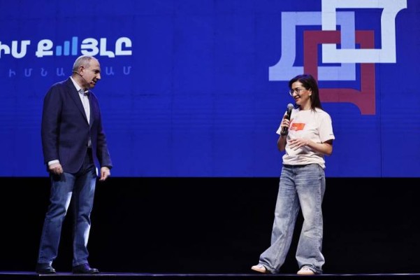 Կնոջ թիկունքում քարոզարշավն ու ուղեկցող շրջիկ տգետները․ Հրապարակ