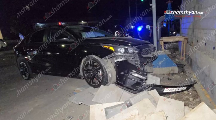 Ավանում բախվել են «Nissan Tiida»-ն ու «Kia»-ն. վերջինն էլ հայտնվել է մայթին՝ բախվելով քարե պարսպին. shamshyan.com