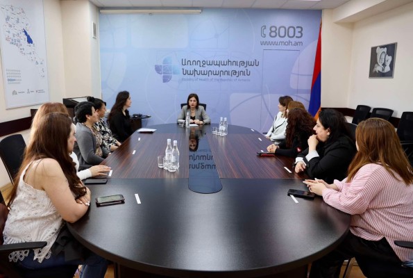 Անահիտ Ավանեսյանը հանդիպել ԼՂ-ից բռնի տեղահանված կանանց հետ