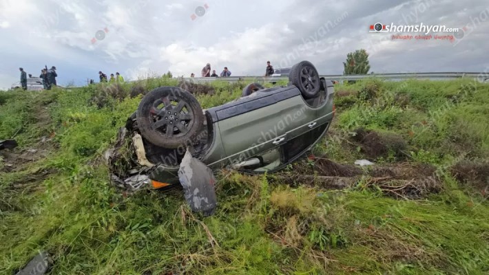 Խոշոր ավտովթար՝ Արարատի մարզում. «Honda»-ն բախվել է երկաթե արգելապատնեշներին և գլխիվայր հայտնվել դաշտում. կան վիրավորներ. shamshyan.com