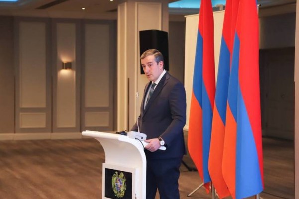 Արթուր Աթաբեկյանը իրեն և ԲԴԽ շենքը շրջապատել է ախրանայով․ Հրապարակ