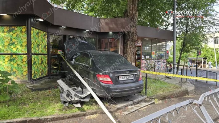 Երևանում բախվել են «Volkswagen»-ն ու «Mercedes»-ը. վերջինը հայտնվել է պտուղ-բանջարեղենի խանութի տարածքում. կա վիրավոր. shamshyan.com