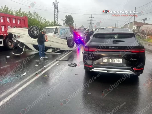 Աբովյան քաղաքի սկզբնամասում բախվել են 4 մեքենաներ. մեկը գլխիվայր շրջվել է. shamshyan.com