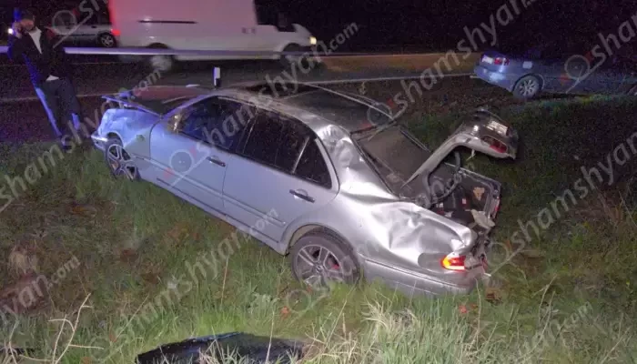 Արագածոտնի մարզում Mercedes-ի վարորդը, խույս տալով վթարի մեջ հայտնված մեքենաներից, բախվել է հողաթմբերին և մեկ պտույտ շրջվել. կան վիրավորներ. shamshyan.com