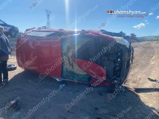 Արագածոտնում բախվել են «Volkswagen Golf»-ն ու «Nissan Versa»-ն. վերջինը կողաշրջվել է. shamshyan.com