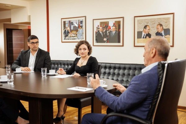 Քոչարյանի կաբինետում Իրանի նախագահի նկարը ծուռ է կախված․ մի ենթադրություն