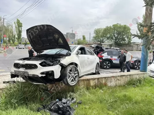 Երևանում հայտնի ավտոբուսների պարկի մոտ Kia-ն բախվել է բազալտե եզրաքարին և հայտնվել մայթին. կան վիրավորներ. shamshyan.com