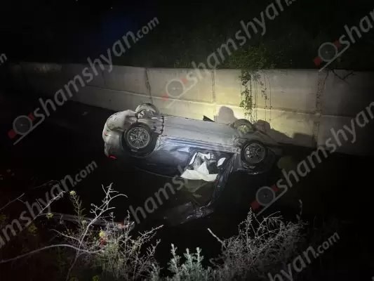 Նոր Խարբերդի գերեզմանատան մոտ խմած վարորդը Tesla-ով գլխիվայր հայտնվել է ջրատարում․ կան վիրավորներ․ shamshyan.com