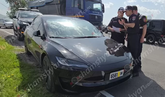 Օպերատիվ տվյալները հավաստի էին․ Աբովյանում Tesla-ի վարորդը երթևեկում էր մգացված ապակիներով․ shamshyan.com