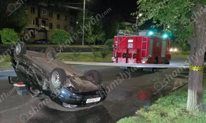 Երևանում բախվել են Opel-ն ու Lada-ն. վերջինը վրաերթի է ենթարկել հետիոտնին ու գլխիվայր շրջվել. shamshyan.com