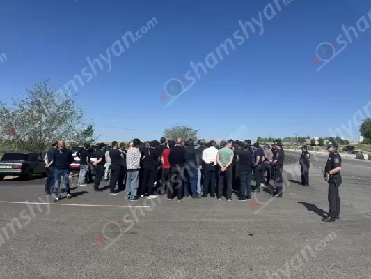Լարված իրավիճակ` Արագածոտնի մարզում. մի քանի գյուղերի բնակիչներ փակել են Երևան-Գյումրի ճանապարհը. shamshyan.com