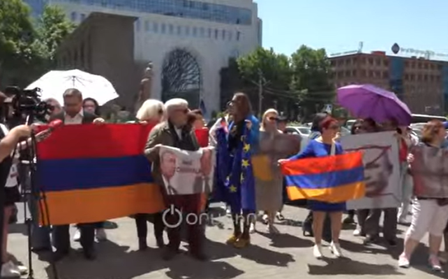 Բղավոցներ, լեզվակռիվ․ ակցիայի մասնակիցները կոնֆլիկտ են հրահրում ԶԼՄ ներկայացուցիչների հետ