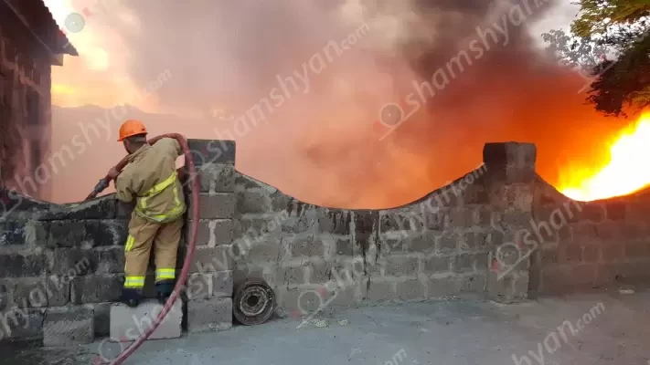Խոշոր հրդեհ՝ Աշտարակ քաղաքում գործող շինություններից մեկում․ shamshyan.com