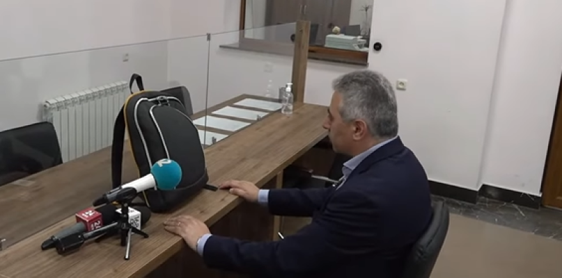 Սրանք իմ ձեռքից պրծում չունեն. Էդգար Ղազարյանը ԱԺ-ում «հանդիպում» է կազմակերպել իր ուսապարկի հետ