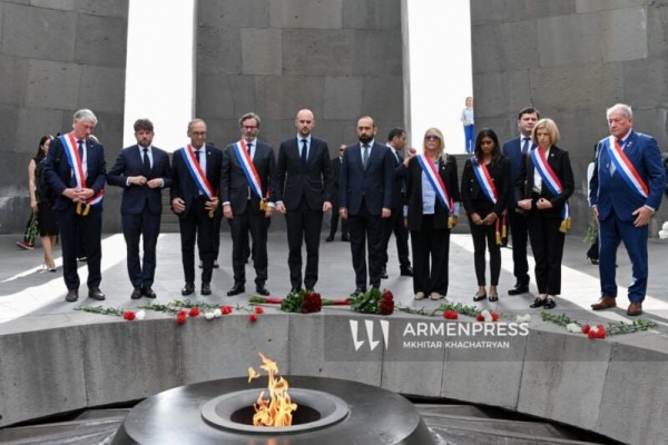 Ֆրանսիայի ԱԳ նախարարը հարգանքի տուրք է մատուցել Հայոց ցեղասպանության զոհերի հիշատակին