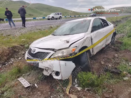 Շիրակում Toyota Camry-ն գլխիվայր շրջվելով հայտնվել է ճամփեզրին․ կան վիրավորներ․ shamshyan.com