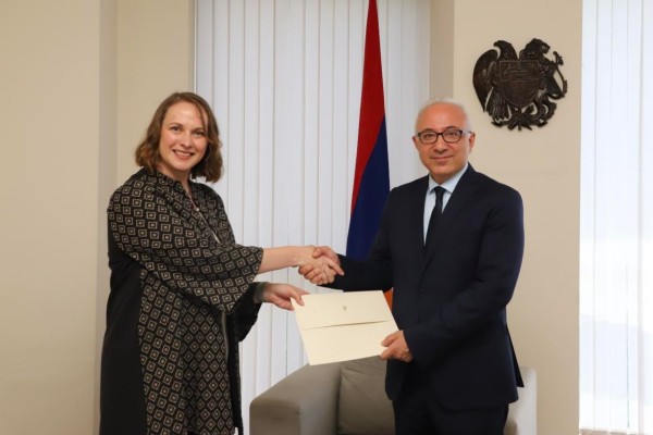 ԱԳ փոխնախարարը Իռլանդիայի դեսպանին է ներկայացրել «Խաղաղության խաչմերուկը»