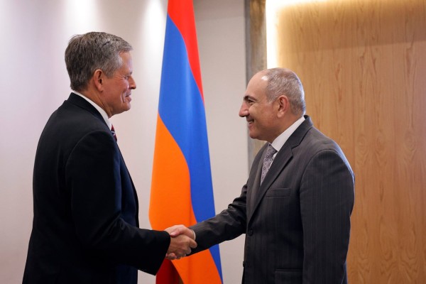 Փաշինյանը տարածաշրջանում տեղի ունեցող զարգացումները ներկայացրել է ԱՄՆ սենատորին