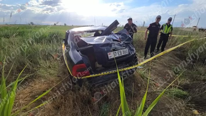 Արարատի մարզում Opel-ը բախվել է էլեկտրասյանը, 1 պտույտ շրջվել և հայտվել երթևեկելի գոտուց դուրս. կան վիրավորներ. shamshyan.com