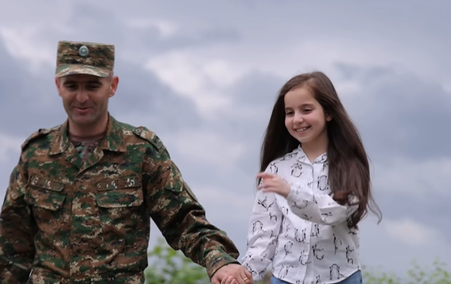 «Հայրիկս ինձ ասում է, որ աշխատավայրում տանկ է քշում»․ ՊՆ տեսանյութը