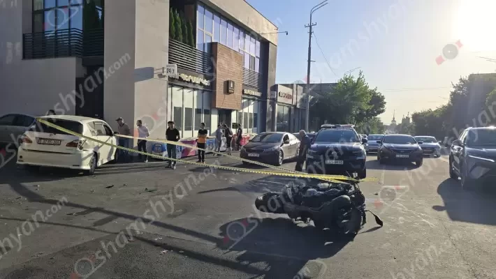 Երևանում բախվել են Toyota-ն ու մոտոցիկլը. Toyota-ն բախվել է Nissan-ին, մոտոցիկլն էլ կողաշրջվել է. shamshyan.com