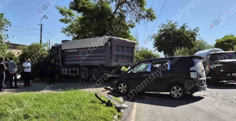 Երևանում բախվել են բեռնատարն ու Toyota-ն. կան վիրավորներ. shamshyan.com