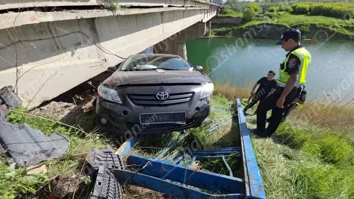 Գեղարքունիքի մարզում Toyota-ն կոտրել է կամրջի երկաթե ճաղավանդակն ու հայտնվել կամրջի տակ. կա վիրավոր. shamshyan.com