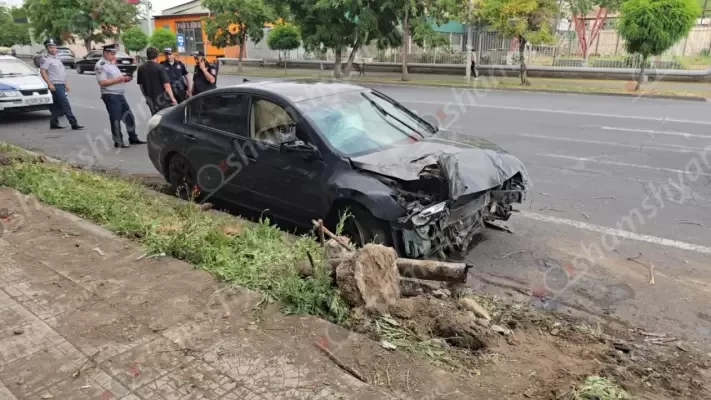 Երևանում 33-ամյա վարորդը Nissan-ով տապալել է չորացած ծառը, ապա բախվել սյանը. shamshyan.com
