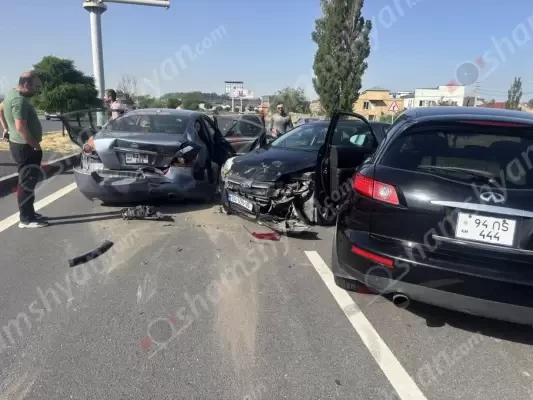 Աբովյանի «Գայի պոստ»-ի մոտ բախվել են Infiniti-ն, Nissan-ը, Ford-ը, Mercedes-ը և Volvo-ն․ վերջինը հայտնվել է երթևեկելի գոտուց դուրս․ shamshyan.com