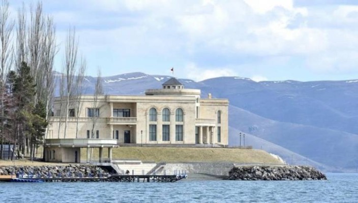 ՔՊ-ականները մինչեւ ուշ գիշեր կերել-խմել են, քծնել Փաշինյանին. Հրապարակ