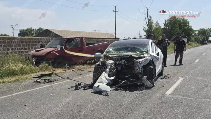 Հացիկ գյուղում ճակատ ճակատի բախվել են «Tesla»-ն ու «Jeep Pickup»-ը. կան վիրավորներ. shamshyan.com
