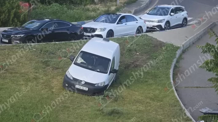 Երևանում՝ Իսակովի պողոտայում, բախվել են Mercedes-ն ու Volkswagen-ը. վերջինը հայտնվել է կանաչ գազոնում