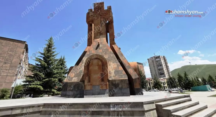 Վանդալիզմ՝ Հրազդանում. հուշարձանի պատերին խզբզել են, աղբ լցրել. shamshyan.com
