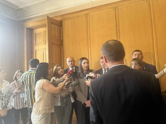 Արփինե Սարգսյանը իրեն շրջապատել է ախրանայով․ Հրապարակ