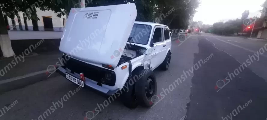Երևանում բախվել են «Նիվա»-ն և մոտոցիկլը․ վերջինը կողաշրջվել է, մոտոցիկլավարը տեղափոխվել է հիվանդանոց․ shamshyan.com