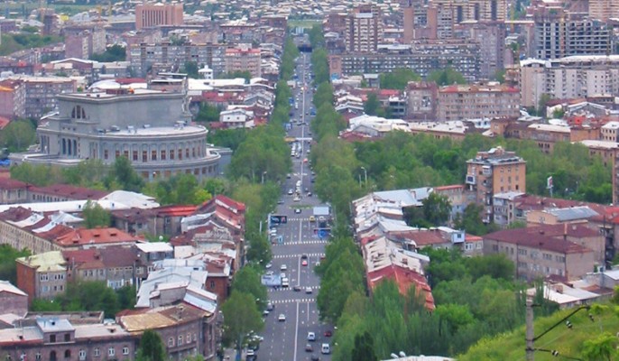 Երևանի կենտրոնում մի տղամարդ հետապնդում է, քաշքշում տարբեր կանանց և աղջիկների. փաստաբան