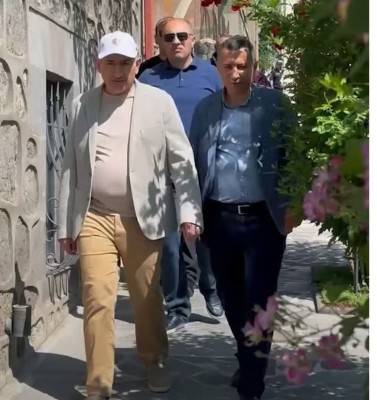 Փաշինյանն ու Առուշանյանը զբոսնում են Գորիսում