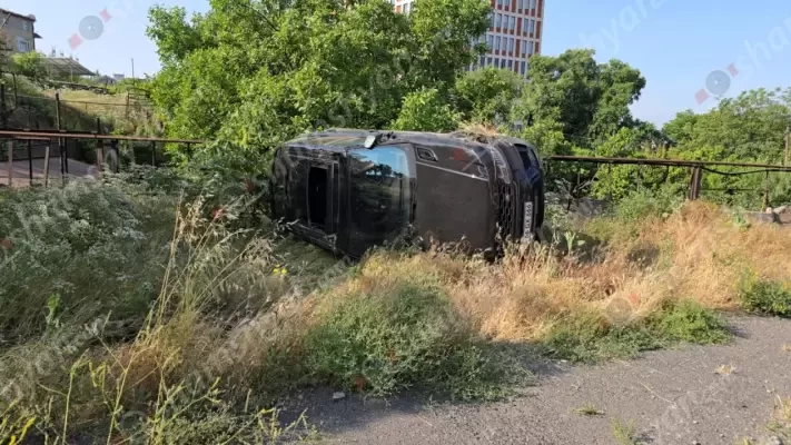 Ավտովթար՝ Երևանում. Land Rover-ը բախվել է գազատար խողովակի հենասյանն ու կողաշրջվել. shamshyan.com