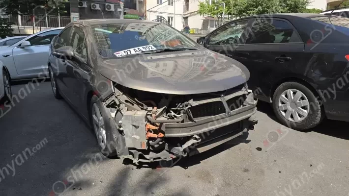 Թալանել են Երևանում՝ բարձրահարկ շենքի բակում կայանված Chevrolet Volt-ը. shamshyan.com