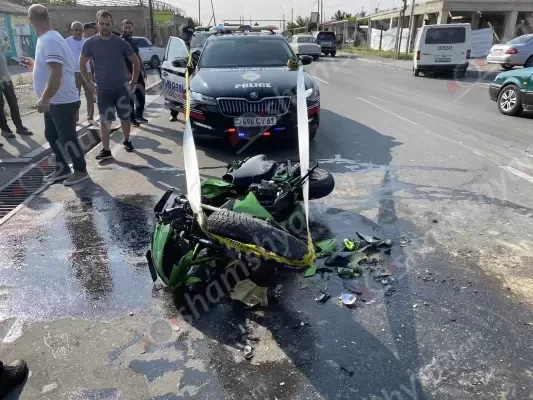 Արարատի մարզում բախվել են Ford Transit-ը ու մոտոցիկլը, վերջինը կողաշրջվել է, մոտոցիկլավարը՝ հոսպիտալացվել. shamshyan.com