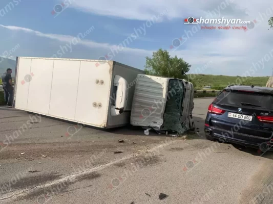 «Սևան» գաղութի մոտ բախվել են «Mercedes»-ն ու «ISUZU» բեռնատարը. վերջինը կողաշրջվել է. shamshyan.com