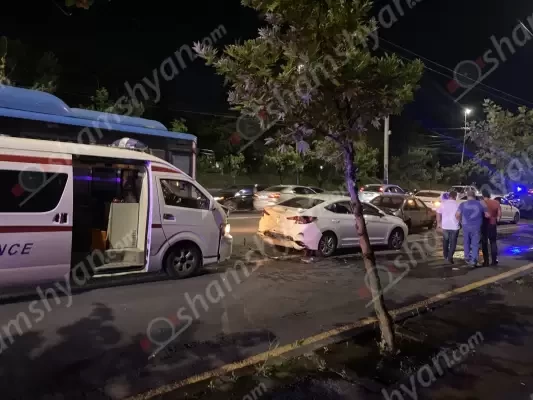 Երևանում բախվել են շտապօգնության ավտոմեքենան, 3 Hyundai-ներն ու Opel-ը․ կա վիրավոր. shamshyan.com
