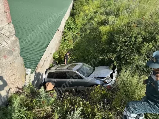 Երևան-Սևան ավտոճանապարհին Mitsubishi-ն հայտնվել է ձորակում․ վարորդը և ուղևորը, ովքեր ամուսիններ են, հոսպիտալացվել են․ shamshyan.com