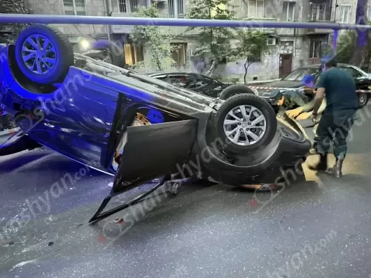 Երևանում Hyundai-ն բախվել է կայանված մեքենաներին և գլխիվայր շրջվել. վթարի վայր ժամանած կին վարորդը եղել է ոչ սթափ․ shamshyan.com